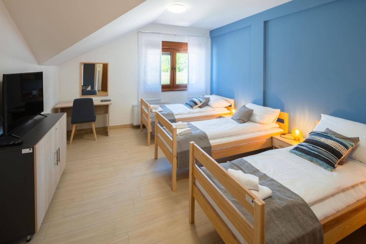 Otocki Virovi Hostel Otok  ภายนอก รูปภาพ