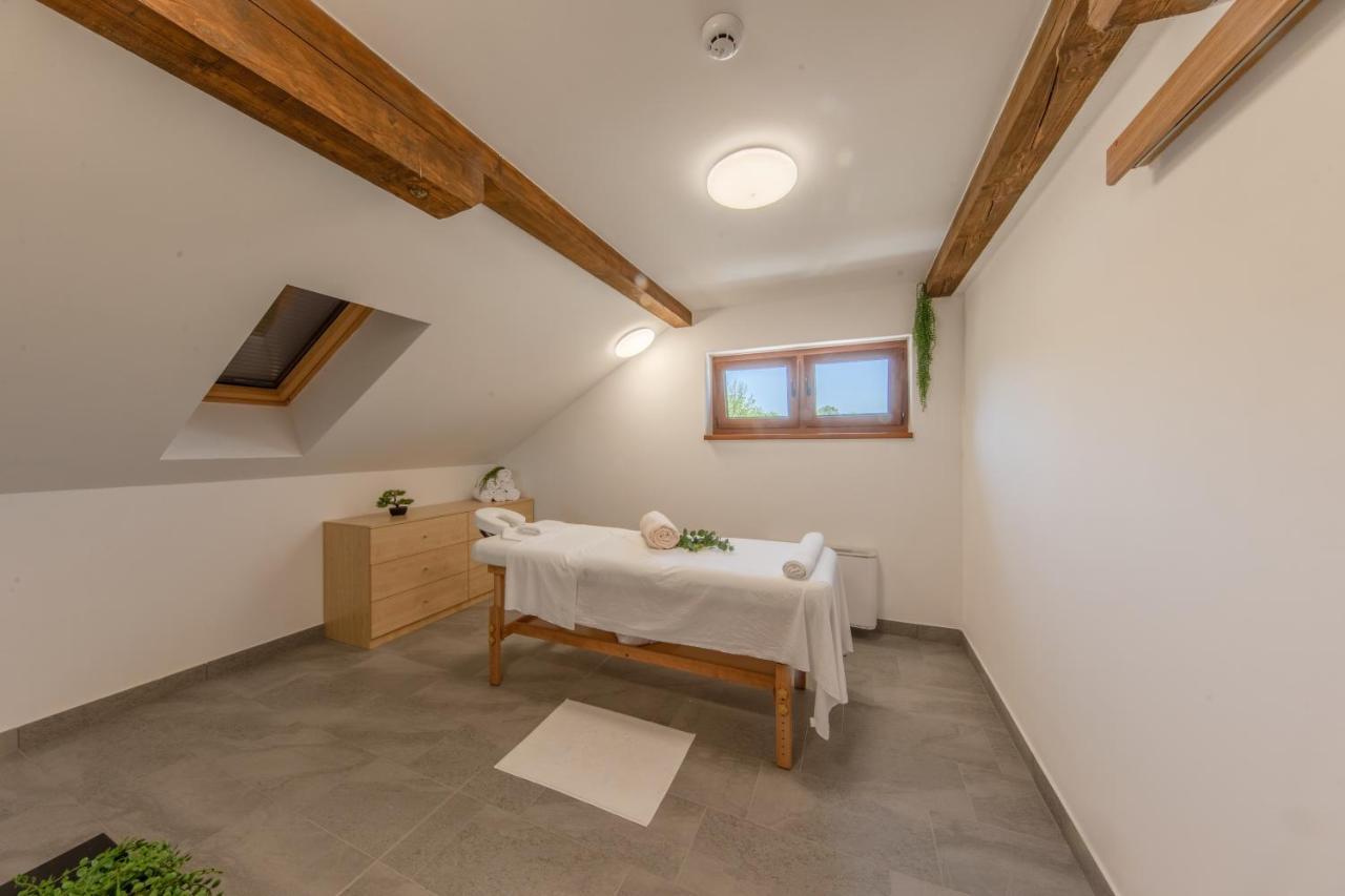 Otocki Virovi Hostel Otok  ภายนอก รูปภาพ
